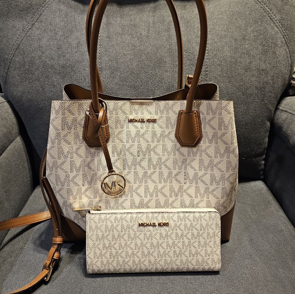 Michael Kors Handbag and wallet in vanilla monogram.
